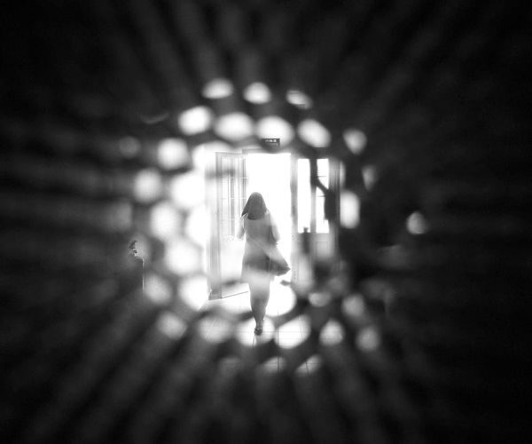 Abstract image representing clear vision with light rays and geometric shapes.